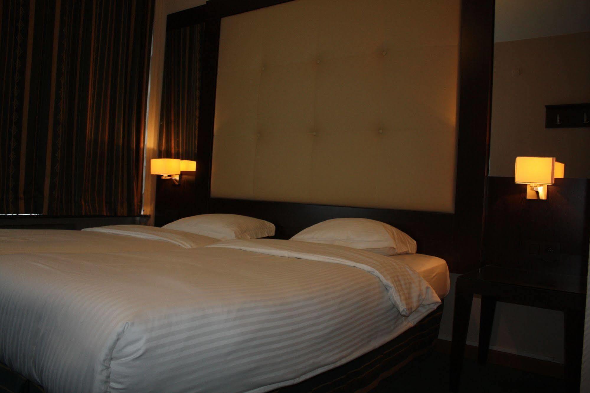 Hotel Plasky Schaerbeek Zewnętrze zdjęcie